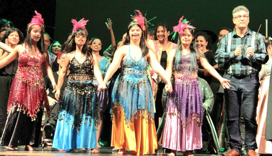 Grupo de dança da APADAM com quatro meninas integrantes dando as mãos