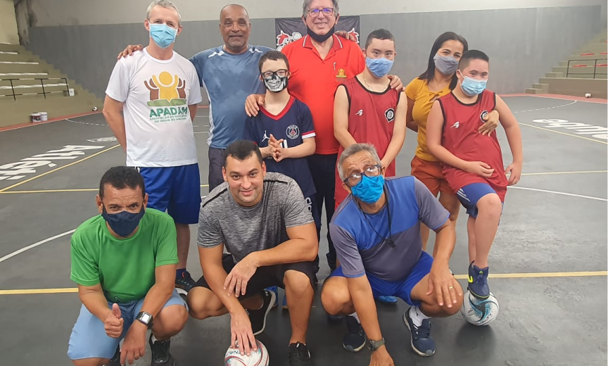 Grupo de Futsal com o instrutor, o Omar e três rapazes com síndrome de Down